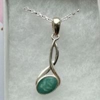 Twist pendant with cremation ashes